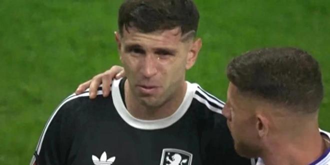 马丁内斯难掩激动泪水，维拉客场3-0完胜对手，强势挺进欧联决赛，创造俱乐部历史新篇章，伊斯坦布尔见证辉煌时刻
