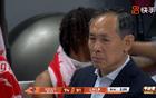 CBA赛场罕见一幕引发热议！两名教练同时手持战术板讲解战术，球员究竟该听谁的？现场气氛紧张，球迷议论纷纷，背后隐藏着怎样的战术博弈与团队管理问题？