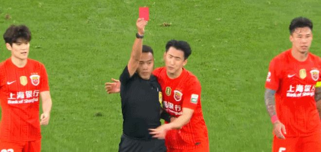 中超焦点战1-1爆冷！海港队外援疑似故意暴力行为引发争议，疑似动手遭主裁出示红牌，或将面临中国足协进一步调查与追加处罚
